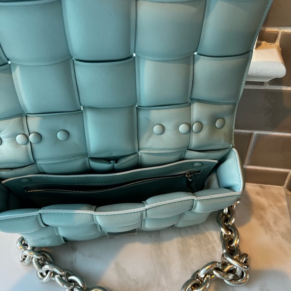 Authentic never been worn Bottega Veneta cassette bag with chain. Gorgeous color - Picture 4 of 5